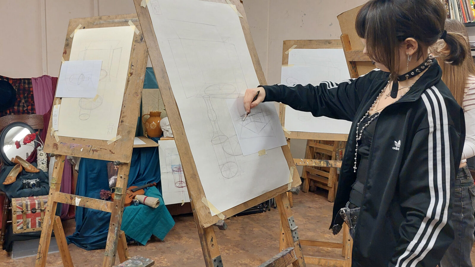 Moksleivė piešia natūrmortą prie molberto studijoje „Mano spalva“ Vilniuje.